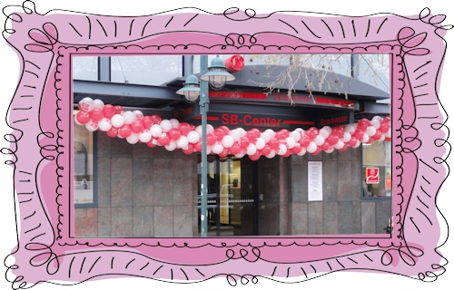 Girlande aus Luftballons zum Jubiläum einer Sparkasse