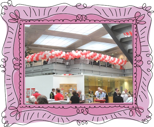 Girlande aus Luftballons zur Jahresfeier der Sparkasse Iserlohn